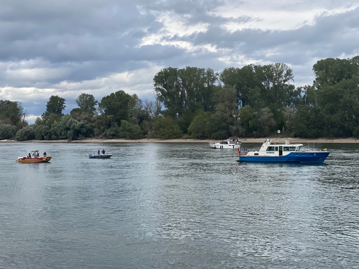FW Frankenthal: Festgefahrene Jacht auf dem Rhein