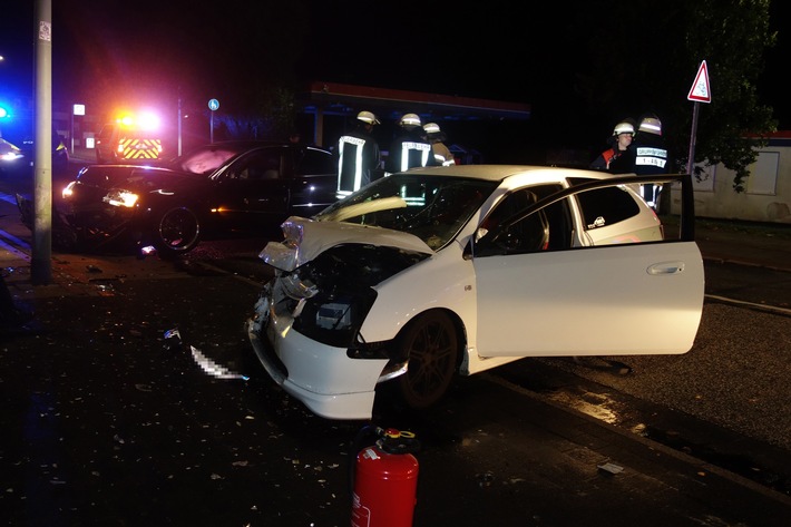 FW Bremerhaven: Verkehrsunfall mit zwei leicht verletzten Personen