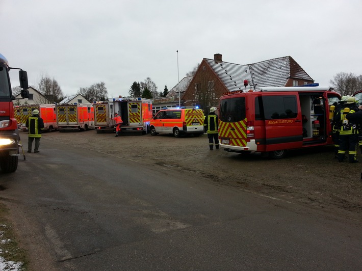 FW-PLÖ: Defekte Heizung in einer Asyl-Unterkunft in Schmiedendorf (Kreis Plön) löst Großalarm für Rettungsdienst und Feuerwehren aus. Fünf Bewohner mussten ins Krankenhaus gebracht werden.