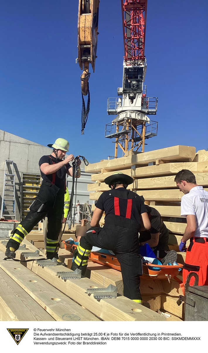 FW-M: Kran wird kurzerhand zum Rettungsmittel (Altstadt-Lehel)