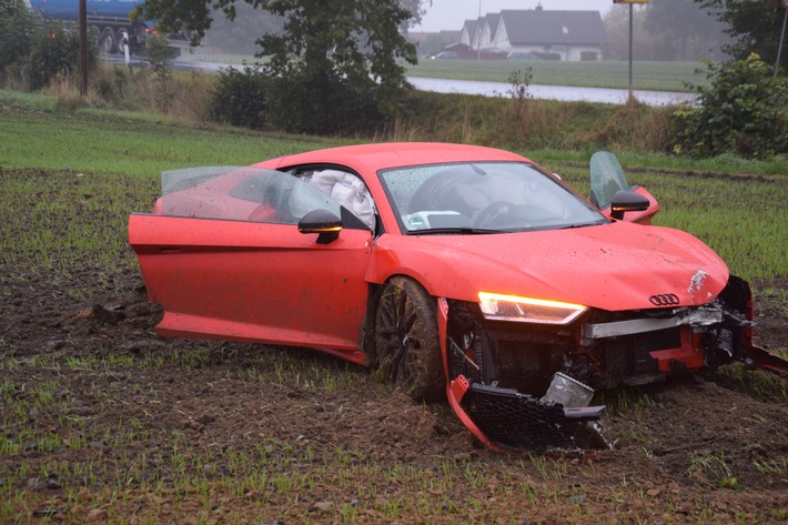 POL-HF: Unfallflucht endet auf Acker- Teurer Sportwagen mit Totalschaden