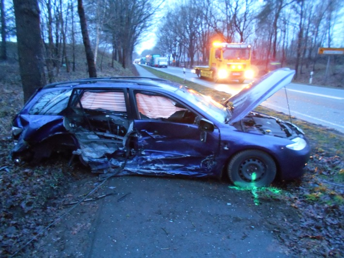 POL-WL: Tostedt - Verkehrsunfall mit zwei total beschädigten PKW und Vollsperrung