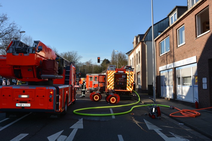 FW-MH: Brand in Zahnarztpraxis fordert sechs verletzte Personen.