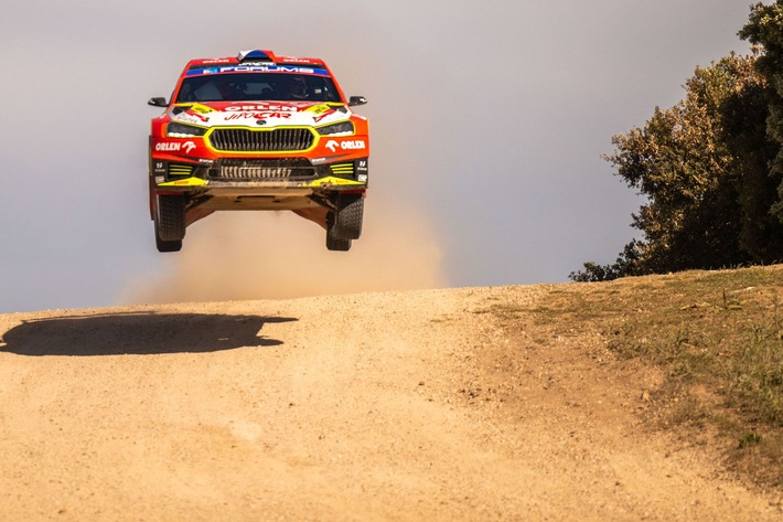 Rallye Italien-Sardinien: Sieben Škoda Crews fahren in die Top-Ten der WRC2-Kategorie