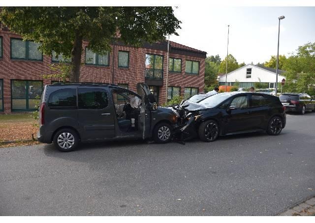 POL-WL: Frontalzusammenstoß fordert einen Leichtverletzten/ Fahrer ohne Führerschein unterwegs ++ Fleestedt - Hochwertiges Werkzeug aus Baucontainer gestohlen