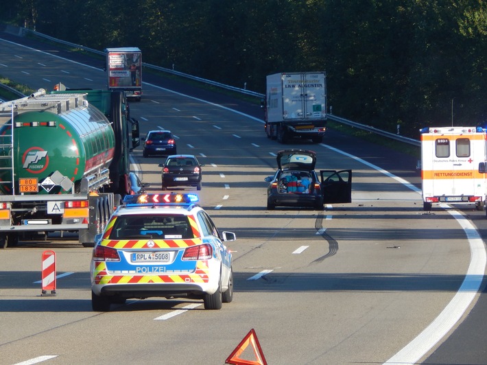 POL-VDKO: Verkehrsunfall mit drei leichtverletzten Personen.