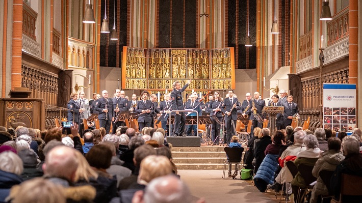 POL-LG: ++ Wohltätigkeitskonzert ein voller Erfolg ++ 2.424,24 Euro für die Gewaltprävention in der Region ++ "Gänsehaut-feeling-pur!" beim Adventskonzert des Polizeiorchester Niedersachen in St. Johannis ++