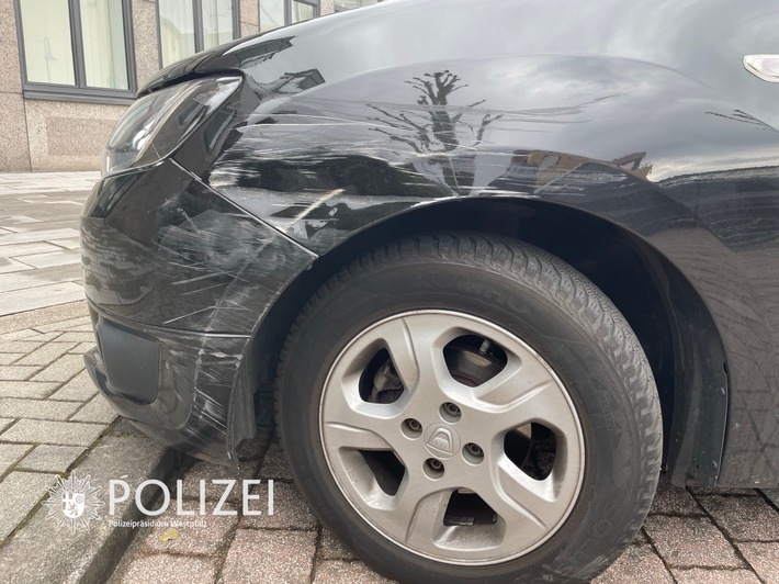 POL-PPWP: Parkendes Auto gestreift