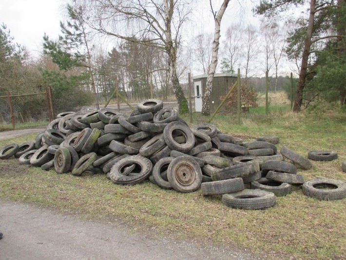 POL-NI: Illegale Entsorgung von ca. 200 - 250 Altreifen