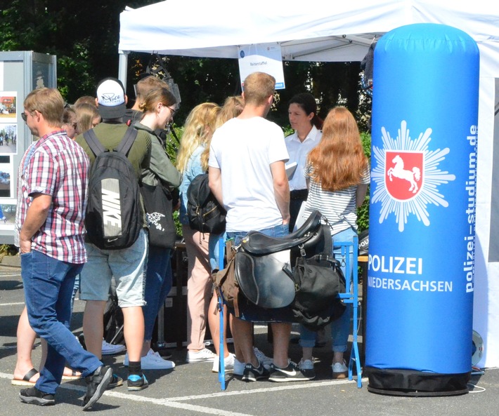POL-AK NI: Welcome Day und erstmalig &quot;Tag der offenen Liegenschaft&quot; bei der Polizei Niedersachsen; Innenminister eröffnet Besuchertag