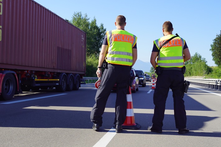 Bundespolizeidirektion München: Schleusungen mit Auto, Bahn und Bus/ Bundespolizei greift 18 Migranten auf
