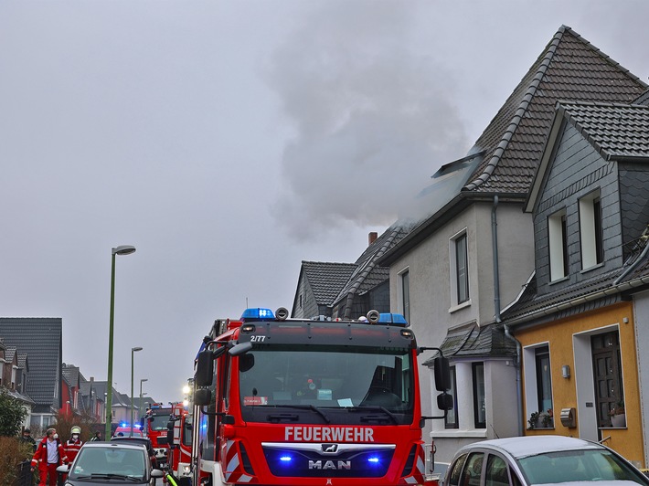 FW-E: Brand in Dachgeschosswohnung - Mieter nach erfolglosen Löschversuchen verletzt