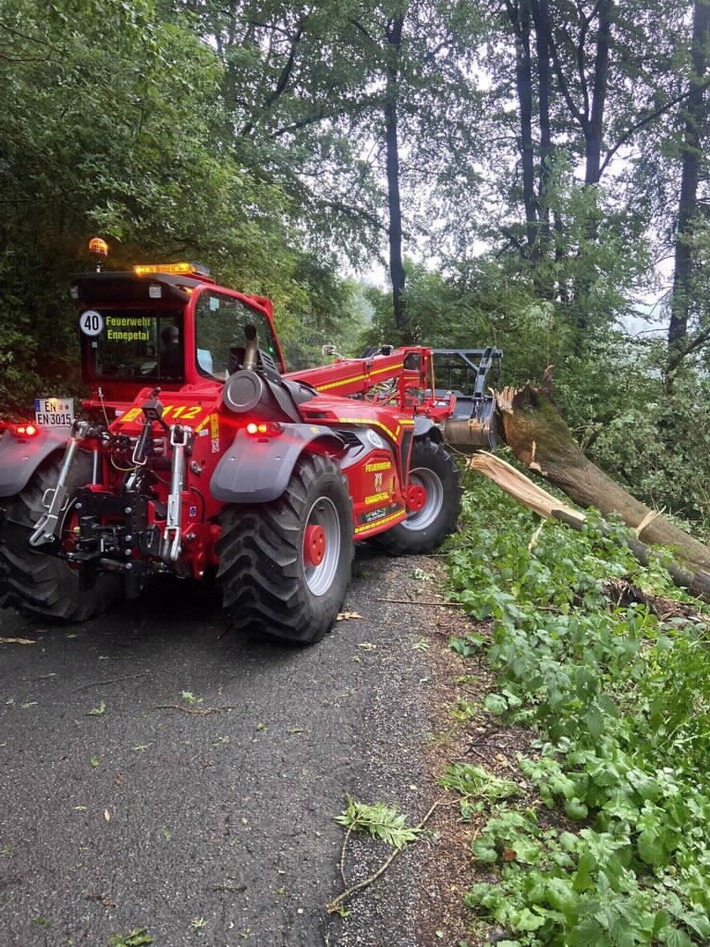 FW-EN: Unwetter bedingte Einsätze, Hydraulikölspur, Brandmeldealarm am Vormittag