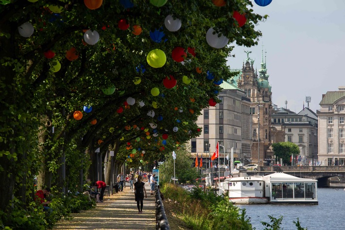 Hamburgs Sommergärten machen die Hamburger Innenstadt zur bunten Oase / Vom 13. Juli bis zum 8. August verwandeln sich die beliebtesten Einkaufsstraßen der Stadt in eine attraktive Gartenlandschaft