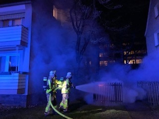 FW-GLA: Brennende Mülltonnen an der Hausfassade, am 26.03.2022 gegen 4:32 Uhr