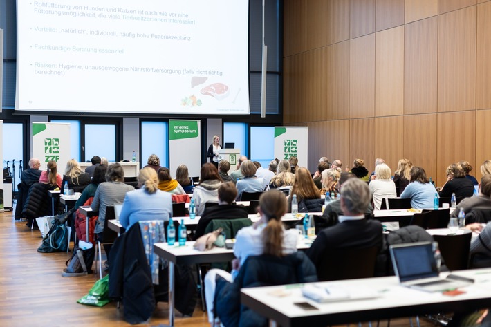 Tierärzte und Fachleute der Heimtierbranche bildeten sich beim ZZF-Symposium zum Thema Hund weiter