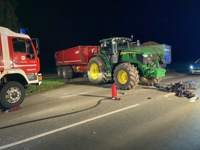 FW Bergheim: Drei Verletzte bei Verkehrsunfall in Bergheim Motorrad prallt gegen Traktor - Motorradfahrer lebensgefährlich verletzt