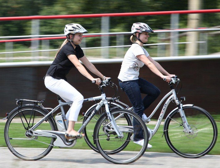 Pannenhilfe bei Fahrrad, E-Bike und Pedelec / Ganz weit draußen und zum Schieben zu schwer: Fahrrad-Schutzbriefe helfen im Notfall