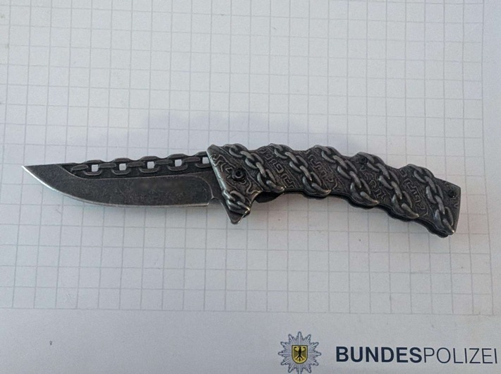 BPOL NRW: Bundespolizei stellt Messer in Gelsenkirchen sicher