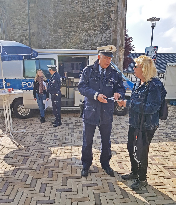 POL-ME: Erfolgreiche Aktionswoche gegen "falsche Polizeibeamte" in Velbert: Mehrere Hundert Seniorinnen und Senioren erreicht - Aktionsmeldung 4 - Velbert - 1904020