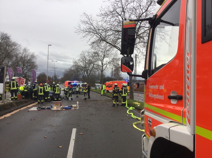 FW-BN: Elektroauto kollidiert mit Baum - vier verletzte Personen