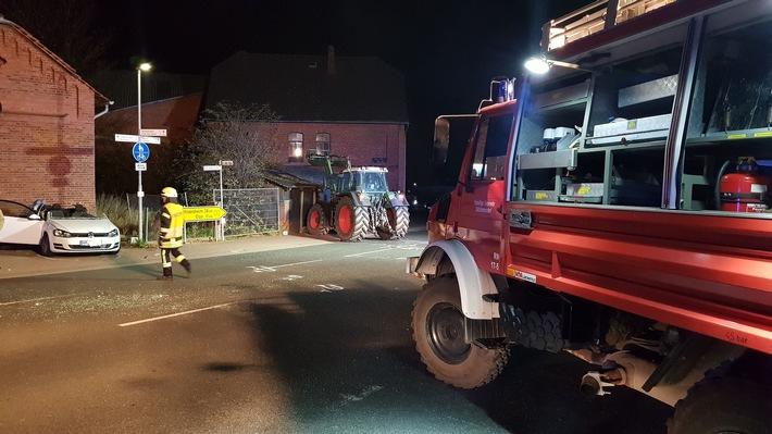 POL-HM: Kollision zwischen Golf und Trecker - Pkw-Fahrerin schwerverletzt im Fahrzeug eingeklemmt - Bundesstraße 1 in Hemmendorf voll gesperrt