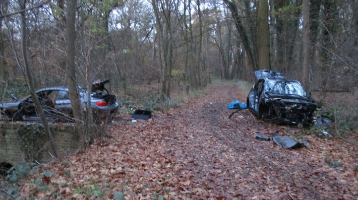 POL-REK: 201204-3: Zeuge fand ausgeschlachtete BMW im Wald - Erftstadt