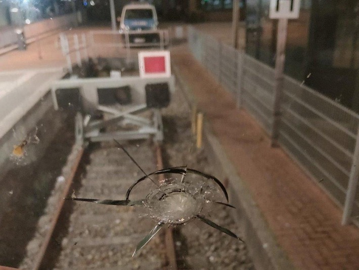 BPOL-BadBentheim: Zug vermutlich mit Steinen beworfen