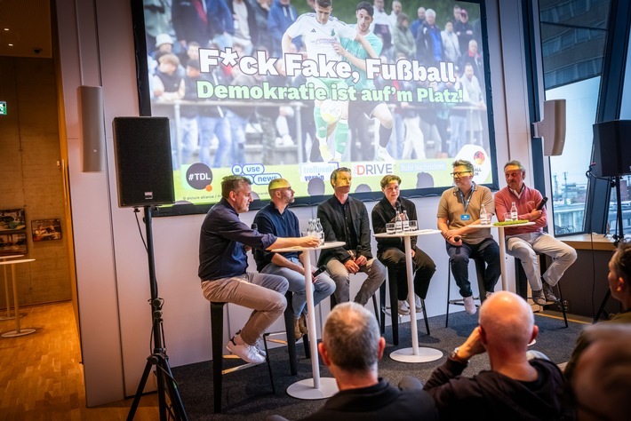 Am 04. Mai 2026 diskutierten im Deutschen Fußballmuseum in Dortmund anlässlich des Tages des Lokaljournalismus: Moderator Pit Gottschalk, Tim Frohwein (Philipp-Lahm-Stiftung), Andree Kruphölter (FLVW), Juliane Bauch (Ex-Spielerin SV Berghofen), Thomas Schulzke (Ruhr Nachrichten) und Trainerlegende Peter Neururer (von links). Foto: Stephan Schütze / Ruhr Nachrichten. / Weiterer Text über ots und www.presseportal.de/nr/168022 / Die Verwendung dieses Bildes für redaktionelle Zwecke ist unter Beachtung aller mitgeteilten Nutzungsbedingungen zulässig und dann auch honorarfrei. Veröffentlichung ausschließlich mit Bildrechte-Hinweis.