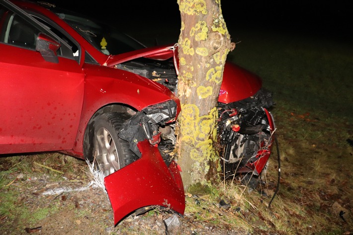 POL-HX: Nach medizinischem Notfall mit Baum kollidiert