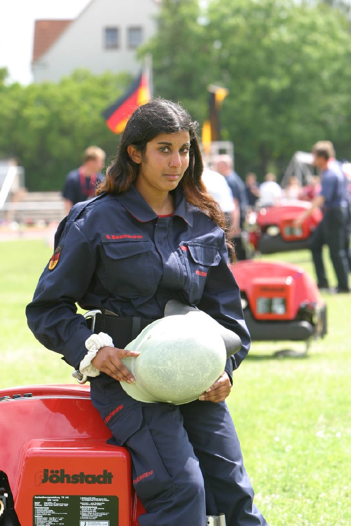 DFV: Exotik unterm Feuerwehrhelm  Sri Lanka in Halle - 17-jährige Sabharika ist bei Deutschen Meisterschaften mit am Start
