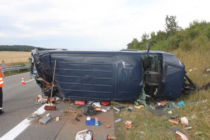 POL-PDKL: A63/Winnweiler, Überschlag nach Reifenplatzer, 2 Leichtverletzte