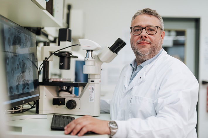Krebsheilung in der Petrischale - Krebsforscher Dr. Christian Regenbrecht entwickelt Reverse Clinical Engineering®