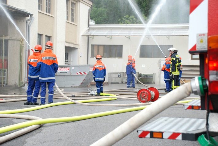 FW-OE: Brand in Sägewerk - Gemeinschaftsübung der Jugendfeuerwehr Lennestadt