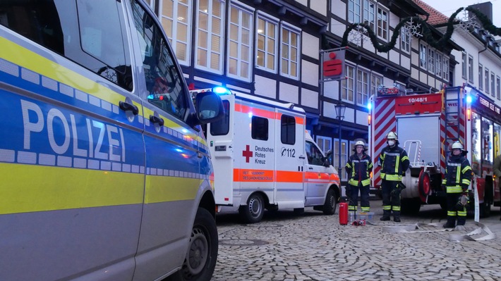 FW Celle: PKW fährt in Hauswand in Celler Altstadt - 6 Verletzte!