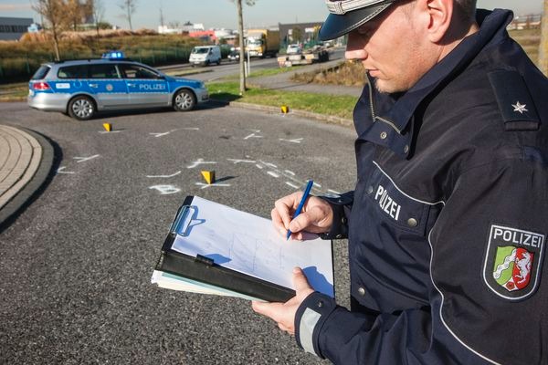 POL-REK: 170623-3: Fahrradfahrer stürzte - Bedburg