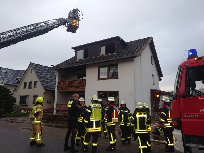 FFW Schiffdorf: Drei verletzte Personen bei Küchenbrand - Nachbar rettet Seniorenpaar aus Brandwohnung