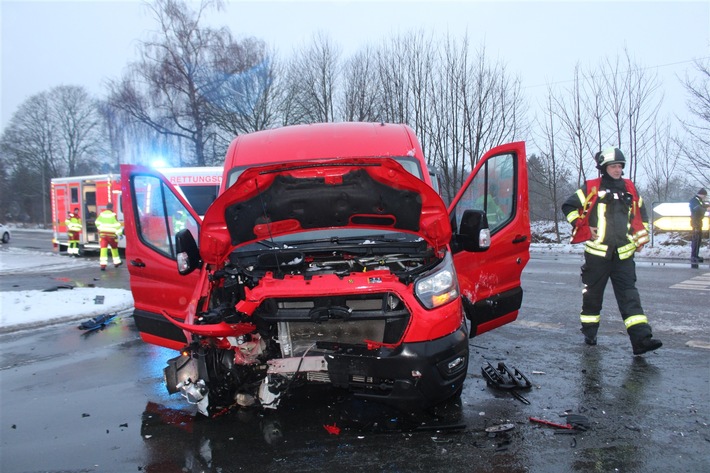POL-RBK: Leichlingen - 4 Verletzte und hoher Sachschaden bei Verkehrsunfall