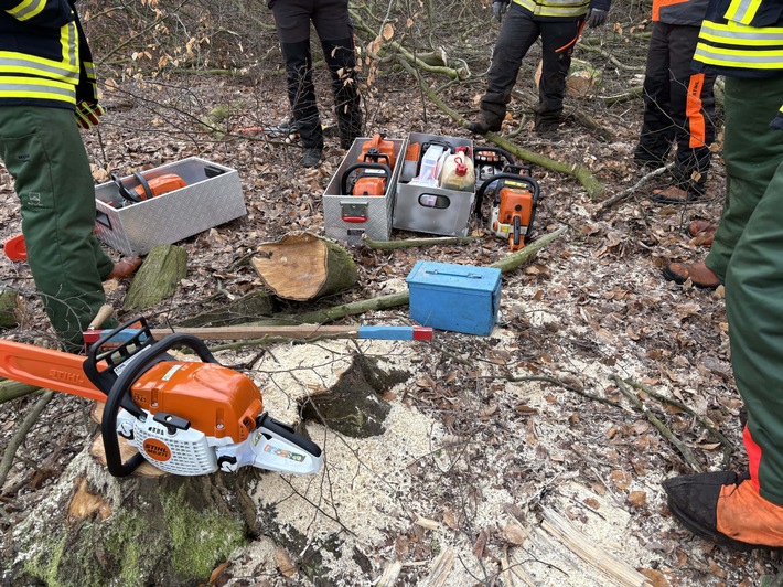 FW Wathlingen: Motorkettensägenausbildung in der Samtgemeinde Wathlingen - 12 Einsatzkräfte absolvieren das Modul A