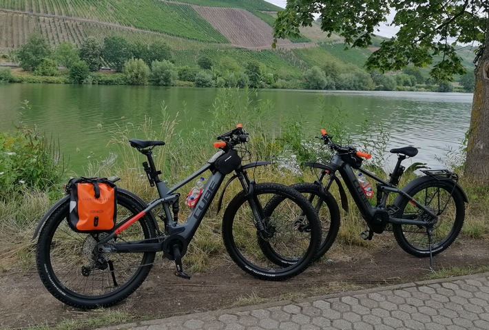 POL-PDWIL: Zeugenaufruf! Diebstahl von zwei hochwertigen E-Mountainbikes von einem Fahrradträger