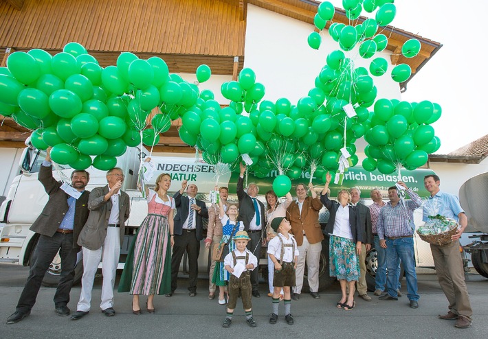 600 Luftballons... auf dem Weg von Andechs nach Brüssel (BILD)