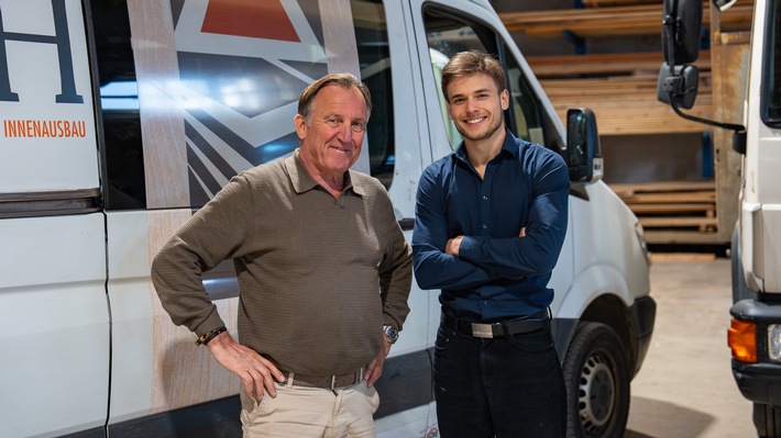Franz Rusch (links), Geschäftsführer der Zimmerei Rusch GmbH, im Betrieb mit Levi Koller von der Koller & Lode GmbH. / Weiterer Text über ots und www.presseportal.de/nr/183627 / Die Verwendung dieses Bildes für redaktionelle Zwecke ist unter Beachtung aller mitgeteilten Nutzungsbedingungen zulässig und dann auch honorarfrei. Veröffentlichung ausschließlich mit Bildrechte-Hinweis.