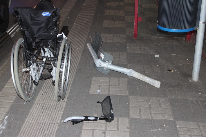 POL-DU: Beeck: Rollstuhlfahrer von Verkehrszeichen getroffen - Polizei sucht Autofahrer und Zeugen
