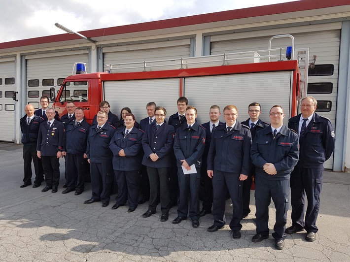 FW-AR: Feuerwehr Arnsberg erhält Verstärkung:
10 Wehrleute beenden Grundausbildung &quot;Truppmann 2&quot; erfolgreich