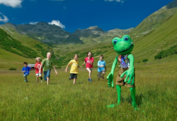 In den Family Tirol Dörfern hüpfen die Kinder in diesem Sommer mit
Bartl Bergfrosch um die Wette  - BILD
