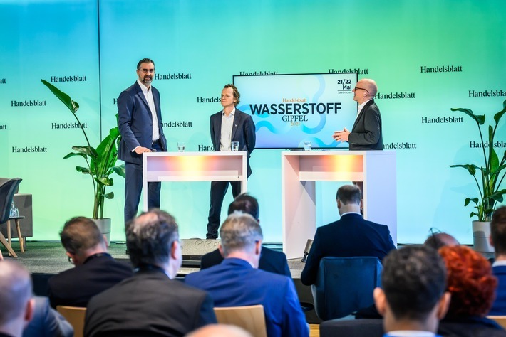 Dr. Thomas Perkmann (links) sprach sich in einer Diskussionsrunde mit Franz Helm von VERBUND für mehr Realismus beim Wasserstoff-Hochlauf aus. / Weiterer Text über ots und www.presseportal.de/nr/75577 / Die Verwendung dieses Bildes für redaktionelle Zwecke ist unter Beachtung aller mitgeteilten Nutzungsbedingungen zulässig und dann auch honorarfrei. Veröffentlichung ausschließlich mit Bildrechte-Hinweis.