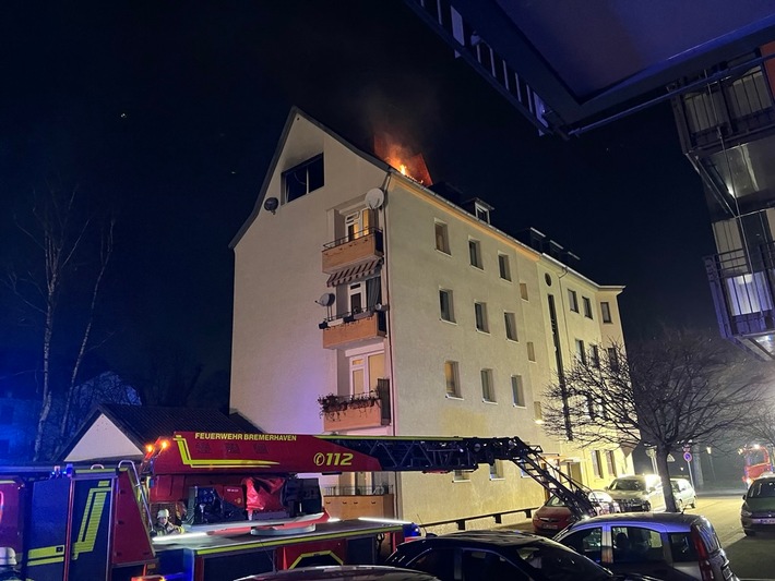 FW Bremerhaven: Erneuter Brand in der Straße An der Pauluskirche- Feuerwehr Bremerhaven bekämpft Feuer im Dachgeschoss