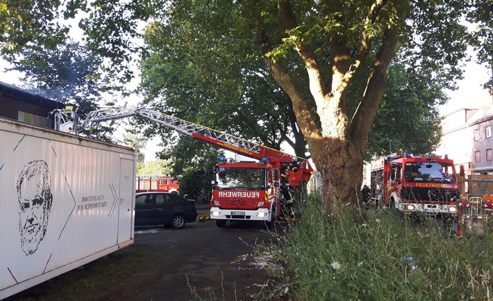 FW Dinslaken: Großbrand in Dinslaken - Nachlöscharbeiten im Kreativquartier