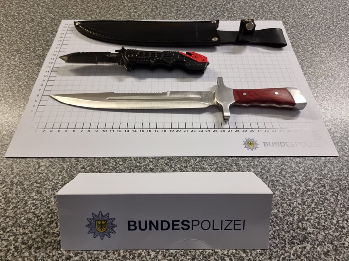 BPOL NRW: Mit 38 cm langem Messer im Hbf - Bundespolizei stellt zudem ein Einhandmesser sicher