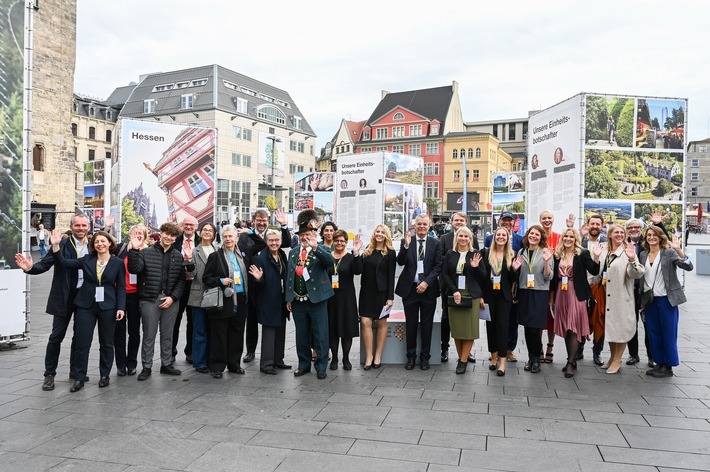 Reise Einheitsbotschafter - Tag der Einheit - Festakt Ulrichskirche / Erlebnisse der Einheitsbotschafter zum Tag der Deutschen Einheit / Weiterer Text über ots und www.presseportal.de/nr/157804 / Die Verwendung dieses Bildes ist für redaktionelle Zwecke unter Beachtung ggf. genannter Nutzungsbedingungen honorarfrei. Veröffentlichung bitte mit Bildrechte-Hinweis.